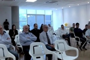 Héctor Vicentin, de camisa azul y sentado en primera fila, asistió en su rol de directivo de la textil.