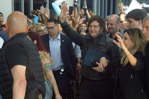 Recién cuando el presidente llegó al aeropuerto de Sauce Viejo se supo que los saludos a sus simpatizantes los daría en un hotel del puerto de Santa Fe, no en la peatonal. Así solo hubo choques menores, en la zona céntrica, entre los militantes libertarios y una contramarcha. Foto:  Guillermo Di Salvatore