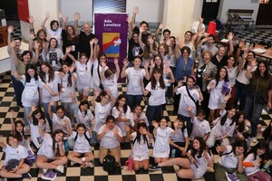 Entre juegos y experimentos, las niñas encontraron referentes mujeres en la ciencia y, quizá, comenzaron a imaginar su propio lugar a futuro. Foto: Gentileza FIQ