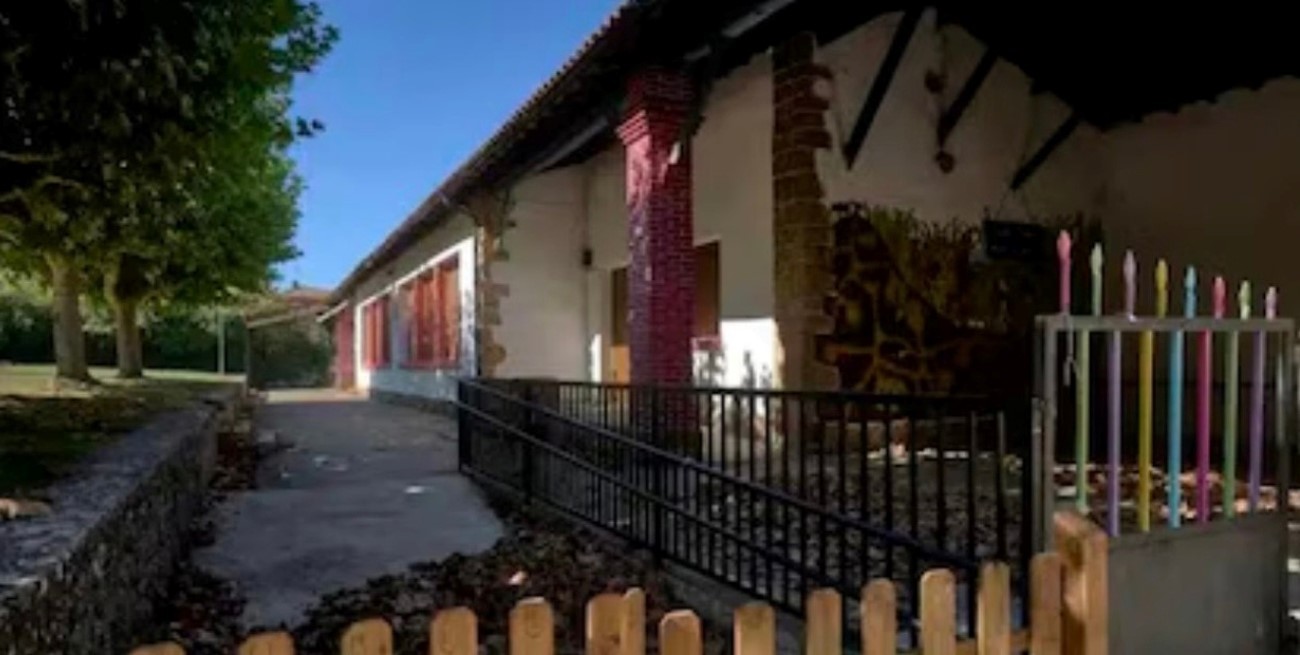 Denuncian duchas mixtas entre menores y adultos en colonia de vacaciones en España