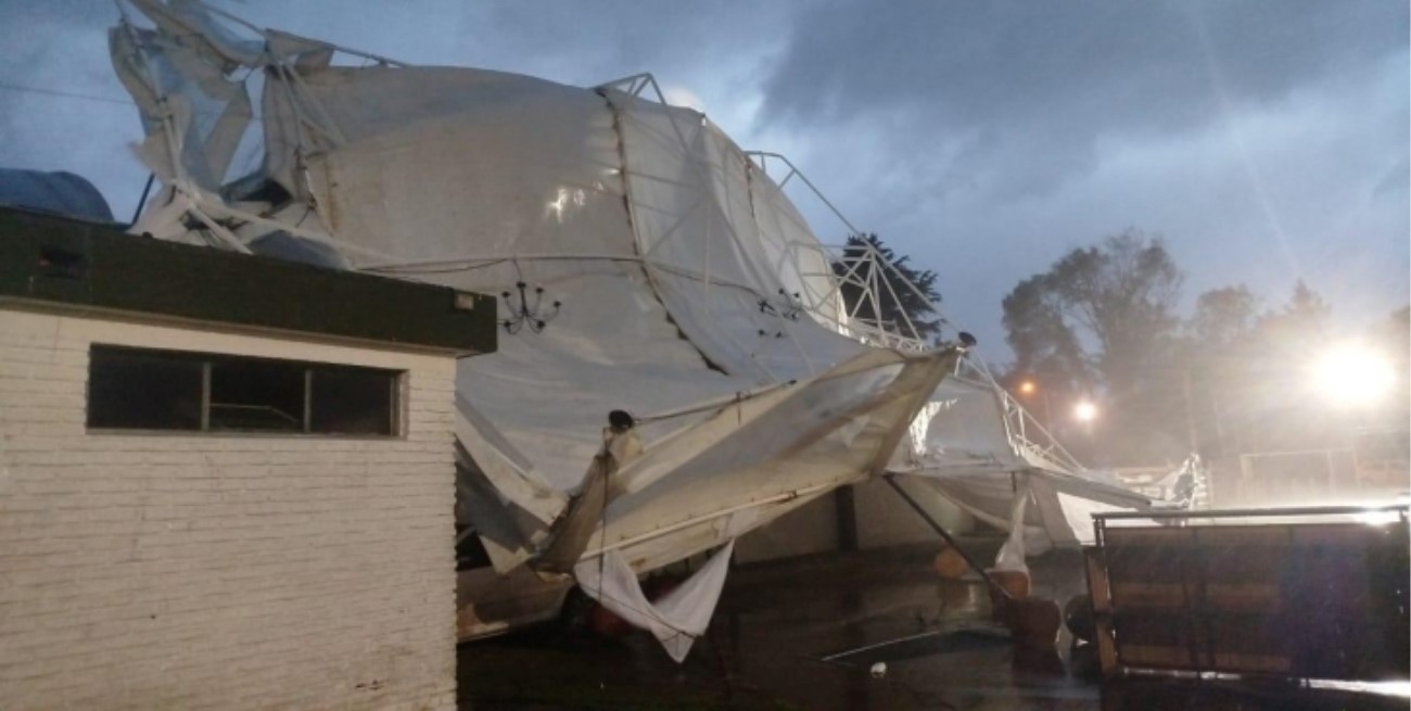 Voló una carpa y cayó un árbol en la cancha de básquet: el fuerte temporal que azotó Olavarría