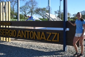 Su segundo hogar. Stefanía Antoniazzi en el estadio de hockey de El Quillá que lleva el nombre de su padre, quien ha acompañado a Stefi desde muy pequeña en este deporte y que ha sido activo colaborador de la entidad del sur de nuestra ciudad.  Foto: Manuel Fabatía
