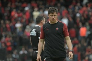 Ezequiel Medran tiene muchas chances de seguir como entrenador de Colón. Este lunes volverá a trabajar con un grupo de jugdores. Crédito: Manuel Fabatía.