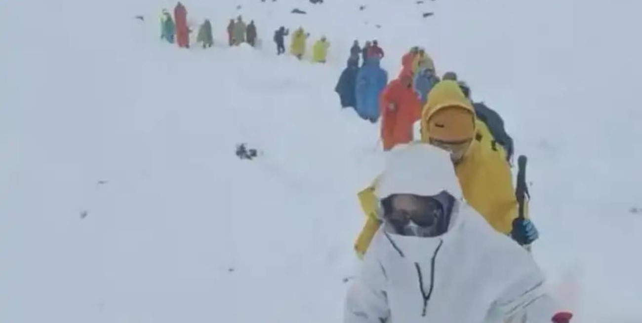 Tormenta en el Everest: rescatan a cientos de montañistas pero aún hay personas atrapadas