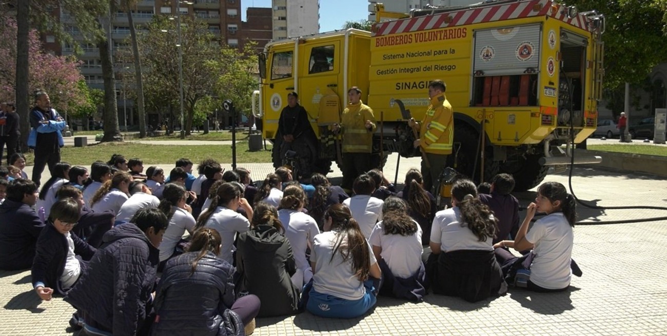 Bomberos y Protección Civil capacitaron a estudiantes santafesinos en manejo de emergencias