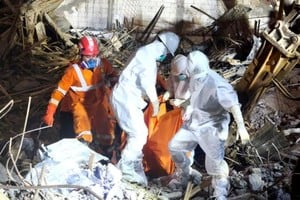 Un equipo de rescate recuperó el domingo por la noche ocho cuerpos bajo los escombros.