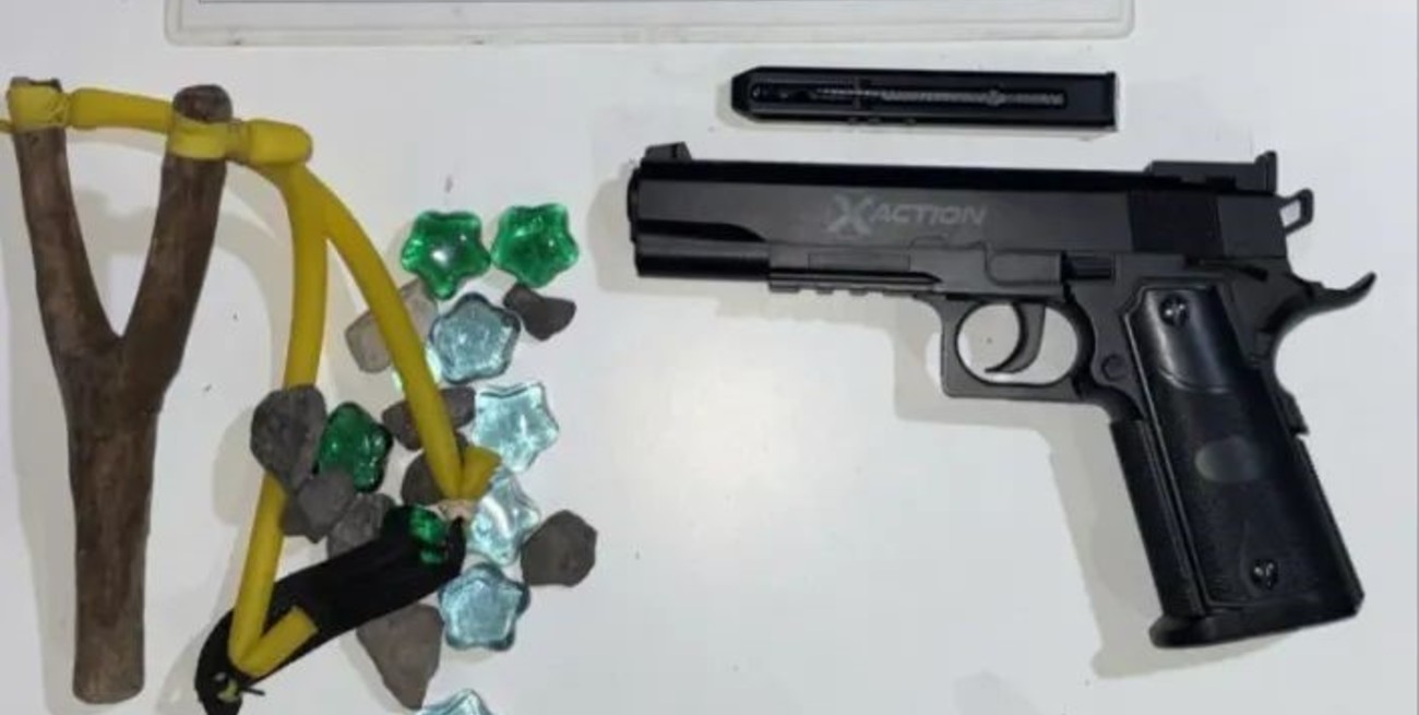 Incautaron réplica de arma de aire comprimido, gomera y cuchillo en una escuela de Reconquista
