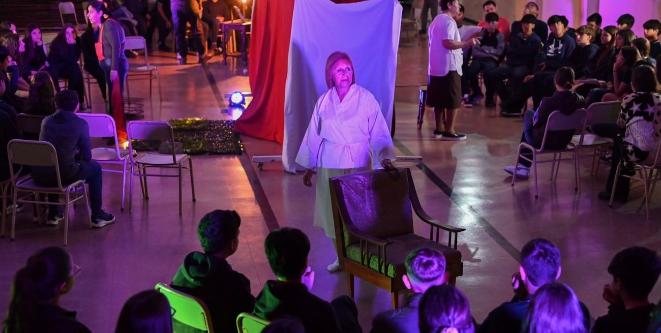 Villa Gobernador Gálvez: el taller de teatro de adultos mayores presenta "Susurros en el Tiempo"

