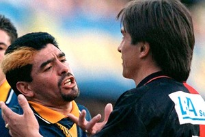Maradona y Toresani, el Pelusa y el Huevo, en el partido de la discordia.