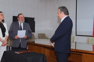 Mascheroni y Masneri, los secretarios de Justicia y de Asuntos Penitenciaros fueron los encargados de tomarle el juramento al titular del ministerio. Foto: Manuel Fabatia