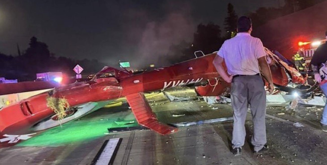 Un helicóptero médico se estrelló en una autopista de California: tres heridos graves