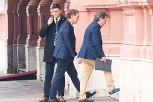 Diego Santilli, el candidato que impulsan los violetas en provincia de Buenos Aires luego de la renuncia de José Luis Espert, y Cristian Ritondo ingresando a Casa Rosada para reunirse con los principales estrategas de La Libertad Avanza.