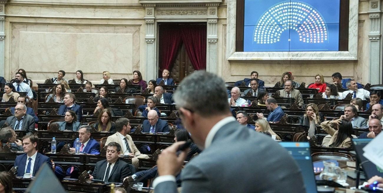Diputados comienza a debatir límites a DNU e impuesto a combustibles líquidos

