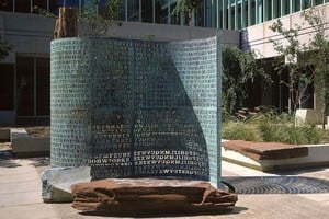Kryptos, escultura instalada en el exterior de las oficinas de la CIA en Langley, Virginia, Estados Unidos.