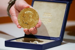 El Premio Nobel de la Paz es uno de los cinco Premios instituidos por  Alfred Nobel.