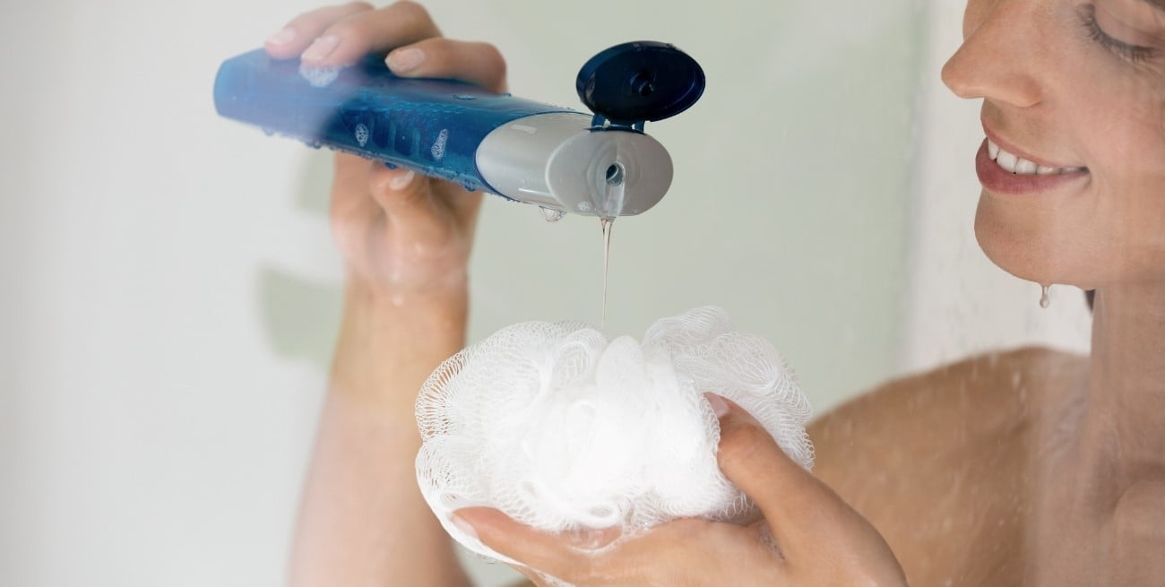 La rutina de ducha que cuida tu piel mejor que el jabón en barra