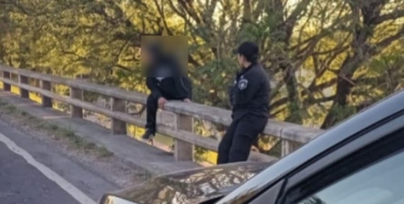 Policías rescataron a un hombre que pretendía quitarse la vida arrojándose desde un puente en Avellaneda