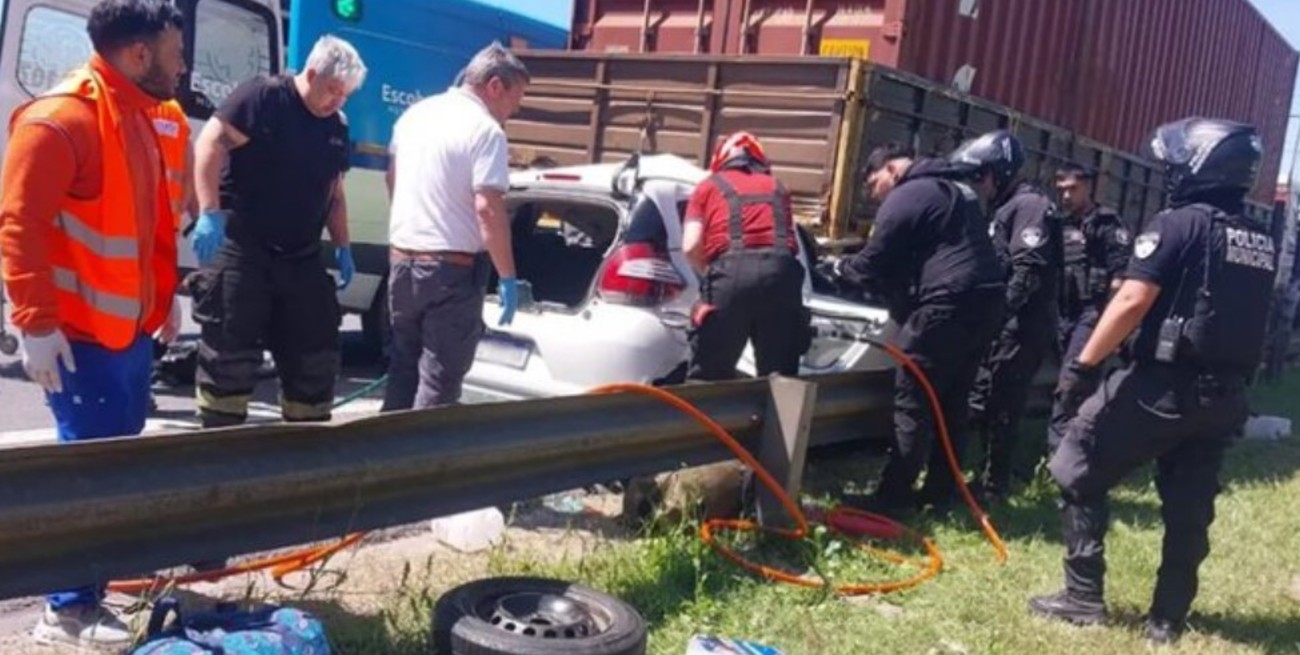 Un auto se incrustó bajo un camión en la Panamericana: el conductor, su acompañante y un socorrista están graves