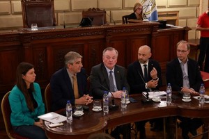 El encuentro, presidido por Felipe Michlig, reunió a funcionarios de cuatro ministerios para detallar el crédito internacional destinado a mejorar el consumo energético en edificios públicos.