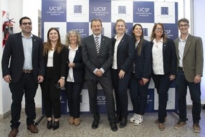 Horacio Alesandria (en el medio) junto al equipo de trabajo de la Facultad de Ciencias Económicas de la UCSF.