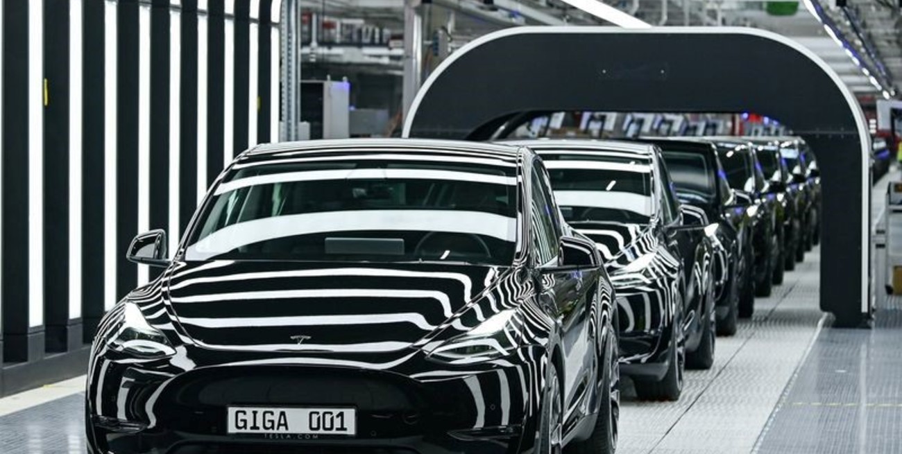 El gobierno de Estados Unidos investiga a Tesla por conducir vehículos autónomos en contramano