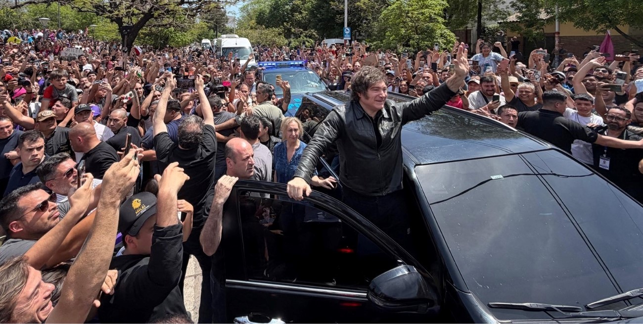 Milei se puso al frente de la campaña visitando provincias y ligándose más a Trump
