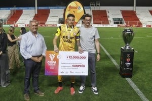 Meuli recibiendo el premio de la mano de Di Lena. Foto: Matías Pintos