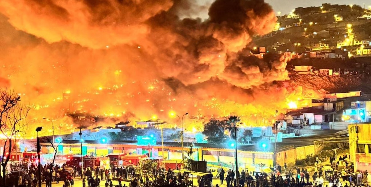 Una fábrica clandestina de pirotecnia desató un devastador incendio en Lima