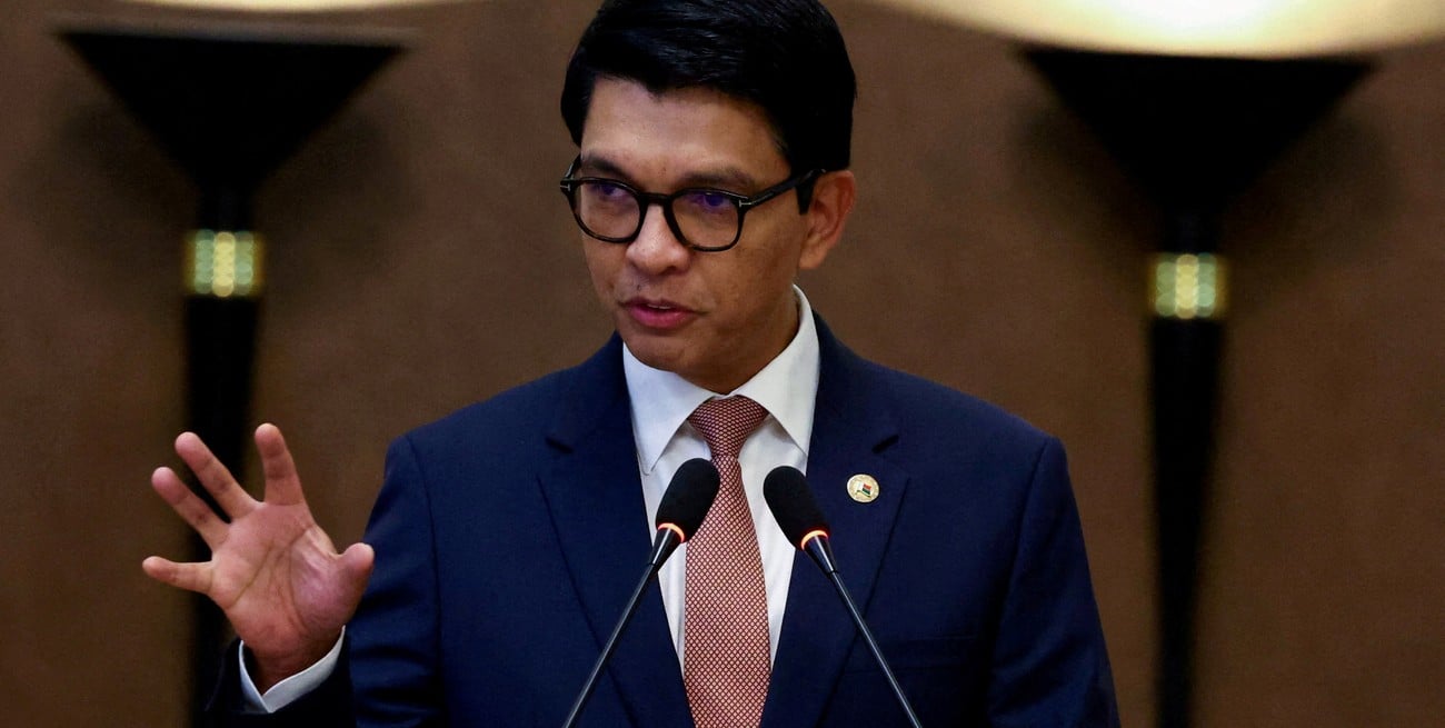 La oposición de Madagascar anunció que el presidente abandonó el país