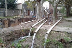 La foto, de hace unos años, muestra cloacas inconclusas en B° Los Hornos. Crédito: Archivo El Litoral