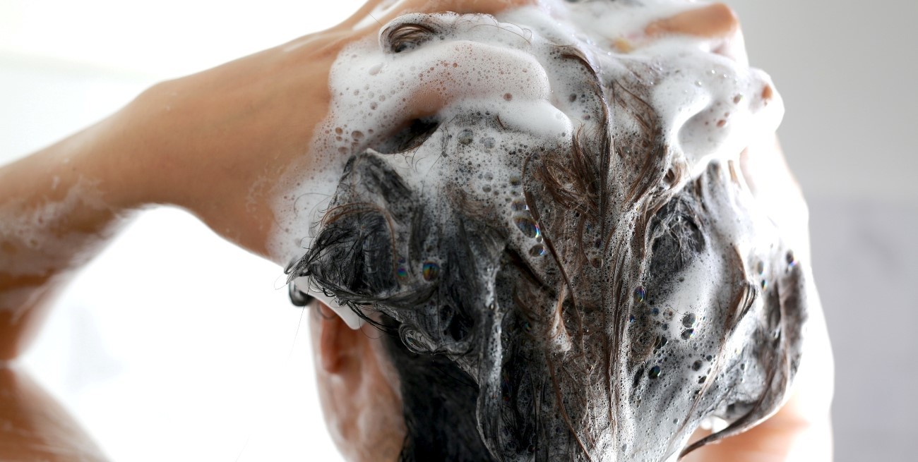 Cómo saber si estás lavando tu cabello demasiado o muy poco