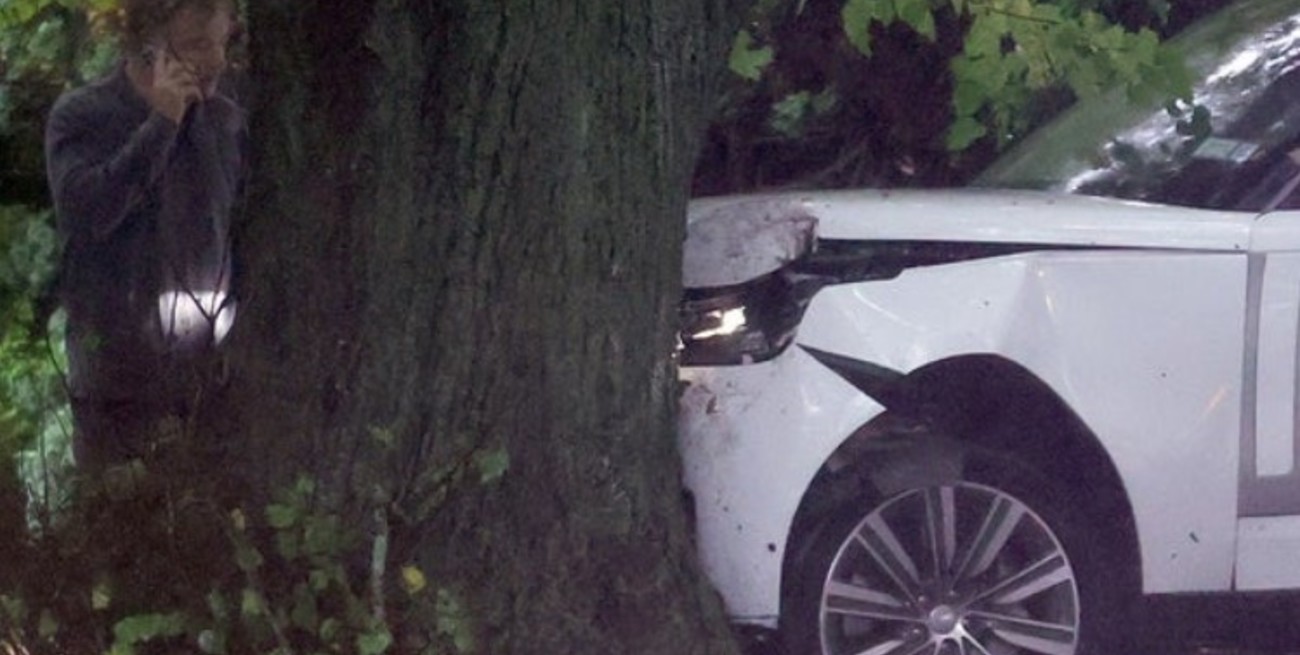 Alec Baldwin chocó su camioneta contra un árbol y mintió sobre las causas