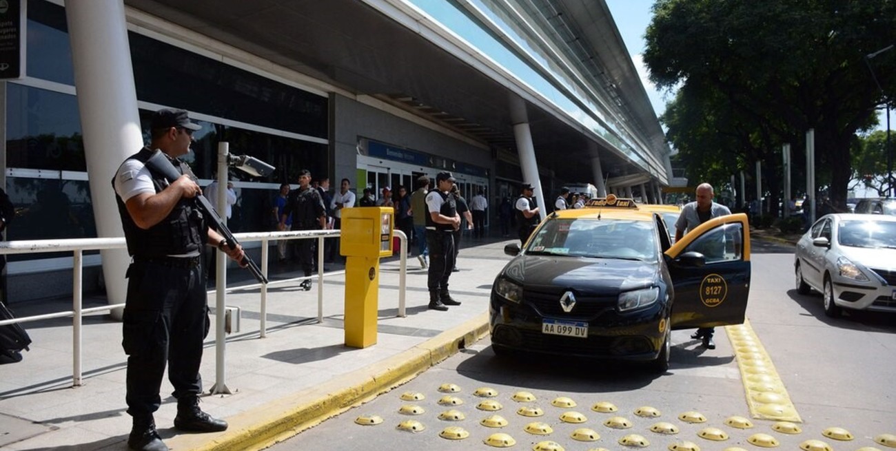 Batalla campal entre taxistas y choferes de aplicaciones en Aeroparque