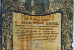 Litografía de Hipólito Bacle que representa a Estanislao López. Impresa en tela, seguida de un texto en el que el alumno del Instituto de San Jerónimo Laurentino Candioti le rinde homenaje. Museo Histórico Provincial Julio Marc.