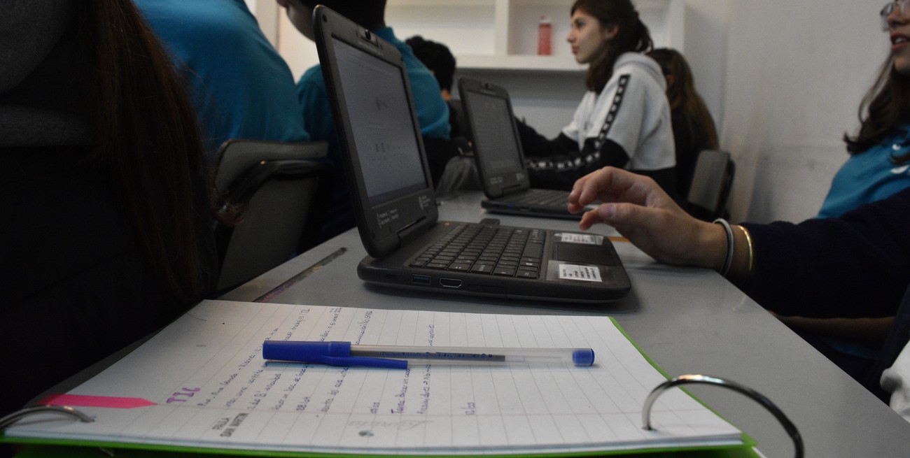 Más jóvenes terminan la secundaria en Argentina, pero persisten las desigualdades