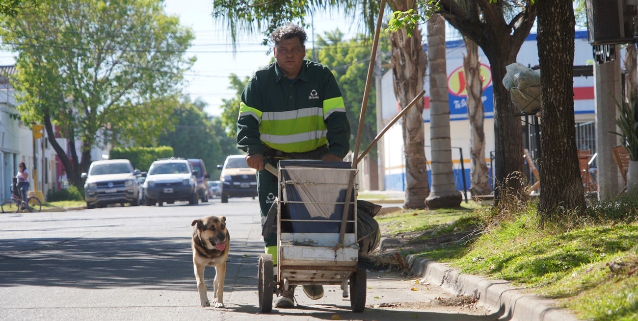 El barrendero y su perro: Pablo y Manolo volvieron a encontrarse en las calles de Santa Fe