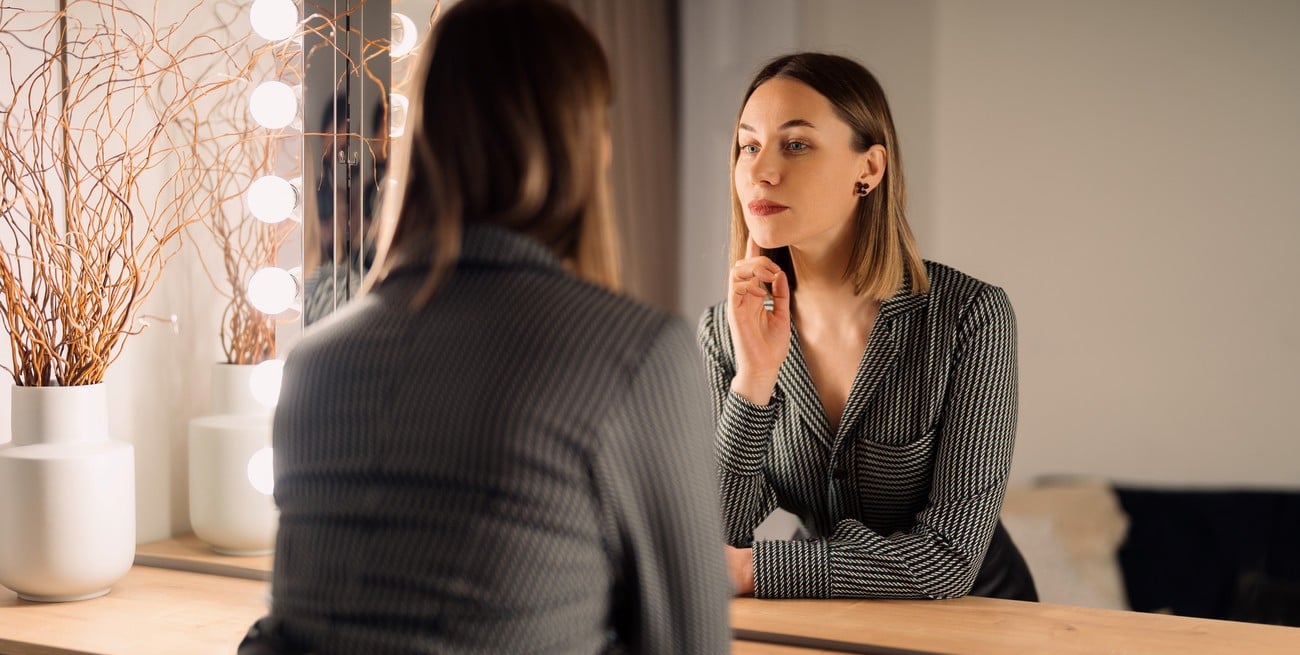 Por qué hablar solo en voz alta puede mejorar tu concentración y emociones