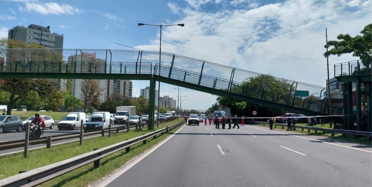 Un camión chocó un puente peatonal y lo hizo colapsar sobre la General Paz