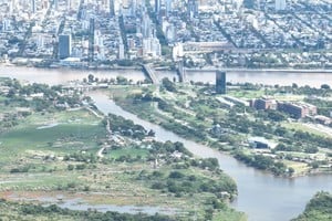 El Riacho Santa Fe desde el drone de El Litoral. De fondo, la ciudad. Crédito: Fernando Nicola