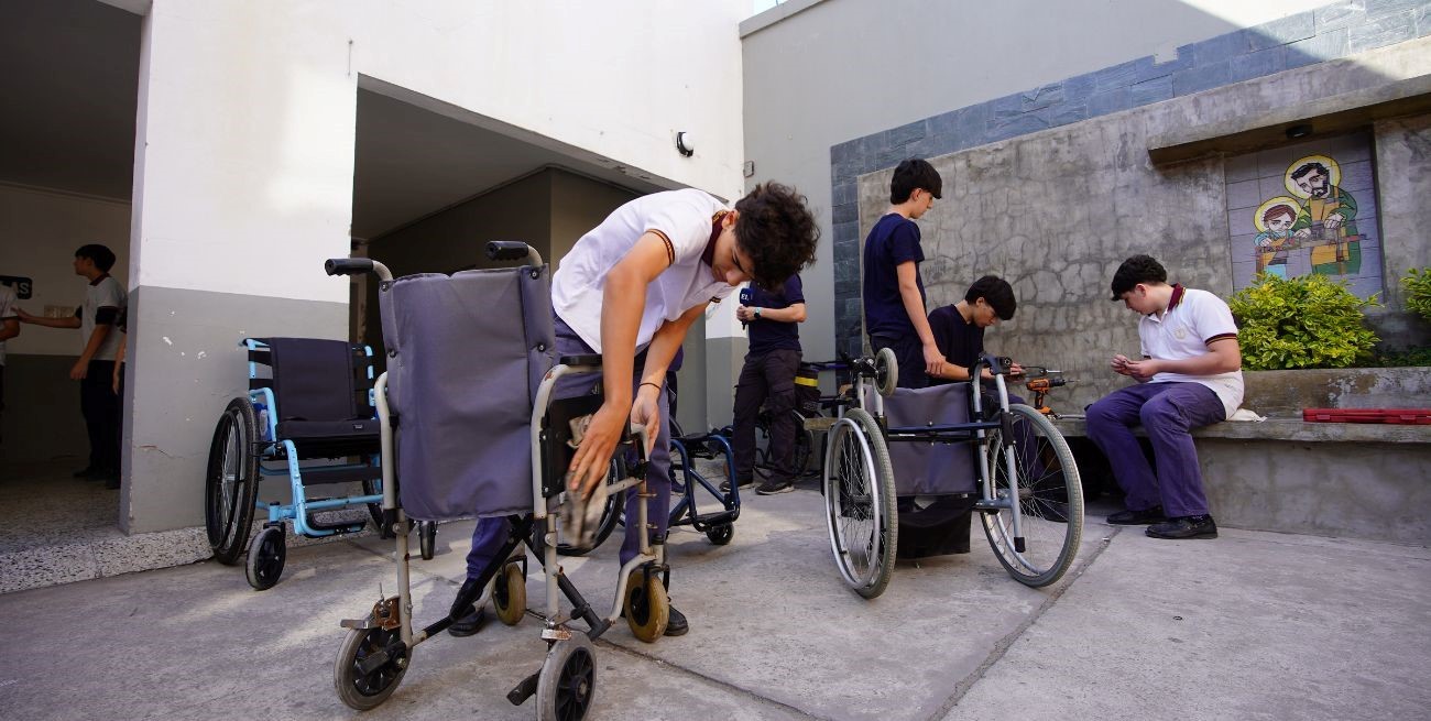 Reparar para incluir: alumnos de la Escuela Monseñor Macagno restauran sillas de ruedas para la comunidad