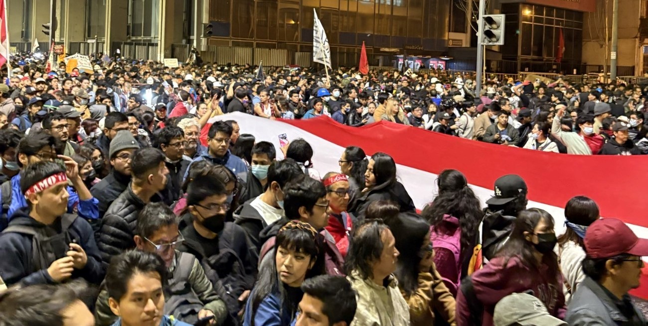 Violentos enfrentamientos frente al Congreso de Perú dejan un muerto y decenas de heridos