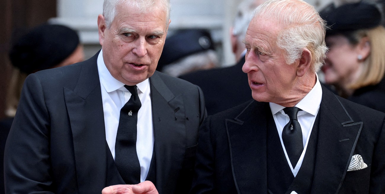 El rey Carlos III retiró el tratamiento de príncipe a Andrés y ordenó su salida de Royal Lodge en Windsor