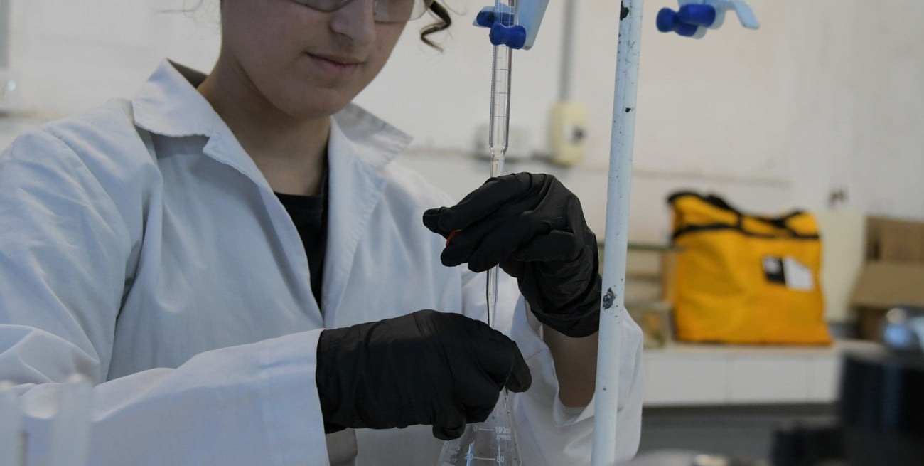 De químicos y mecheros: en un laboratorio escolar las medidas preventivas son clave