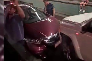 La conductora del automóvil perdió el control e impactó contra la camioneta.