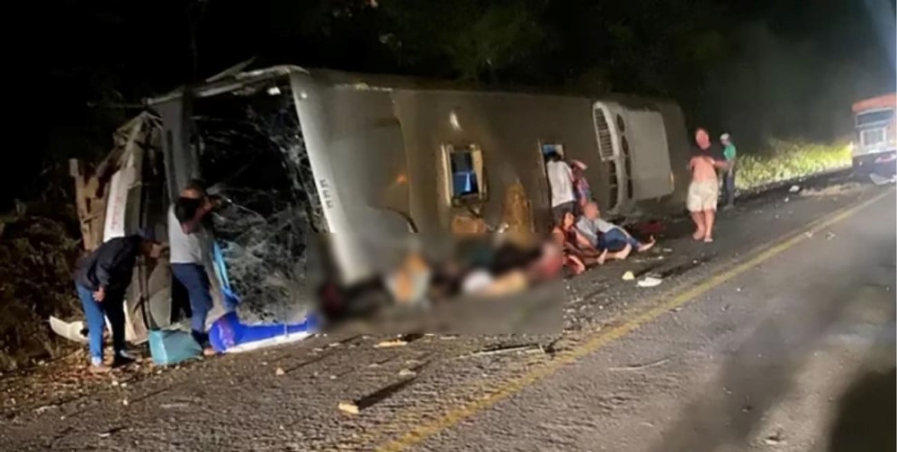 Al menos 17 muertos tras el vuelco de un micro turístico en Pernambuco, Brasil