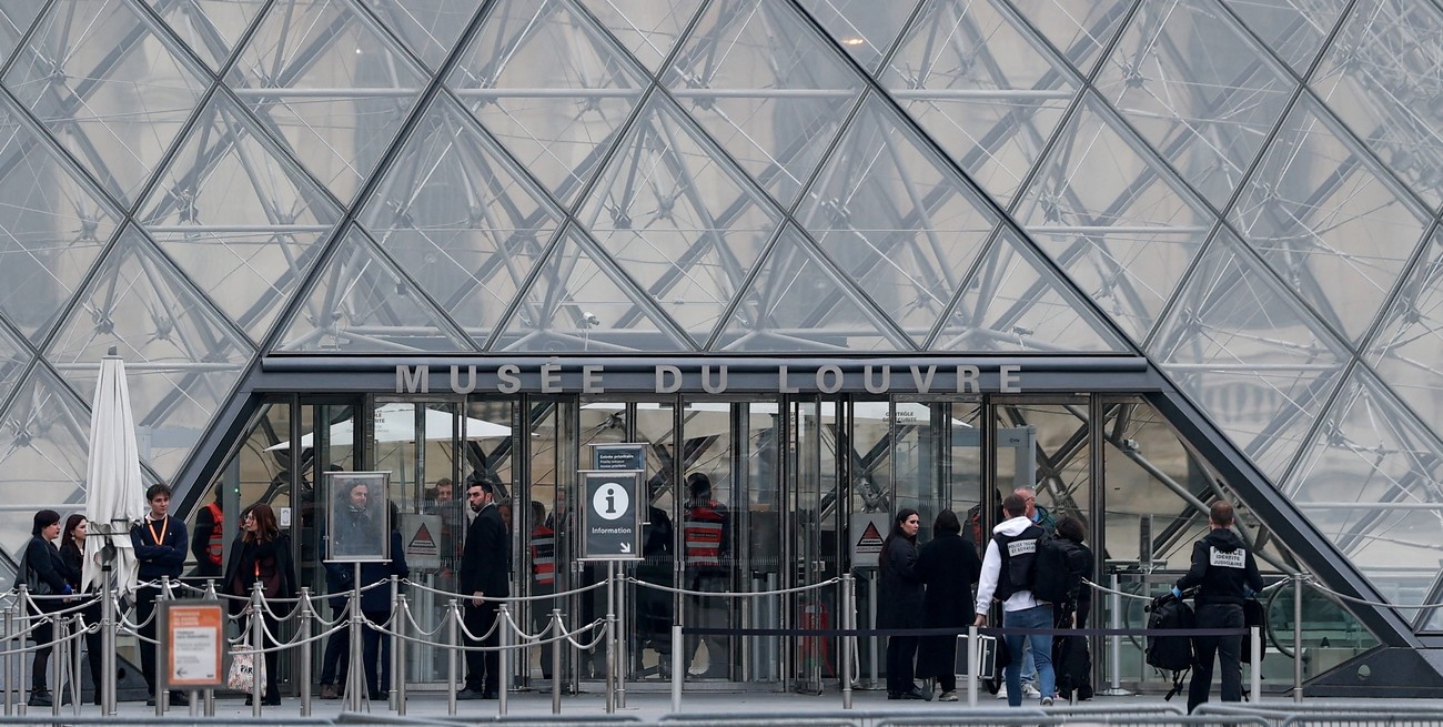 Cinematográfico robo en el Louvre: se llevaron nueve joyas de Napoleón en siete minutos