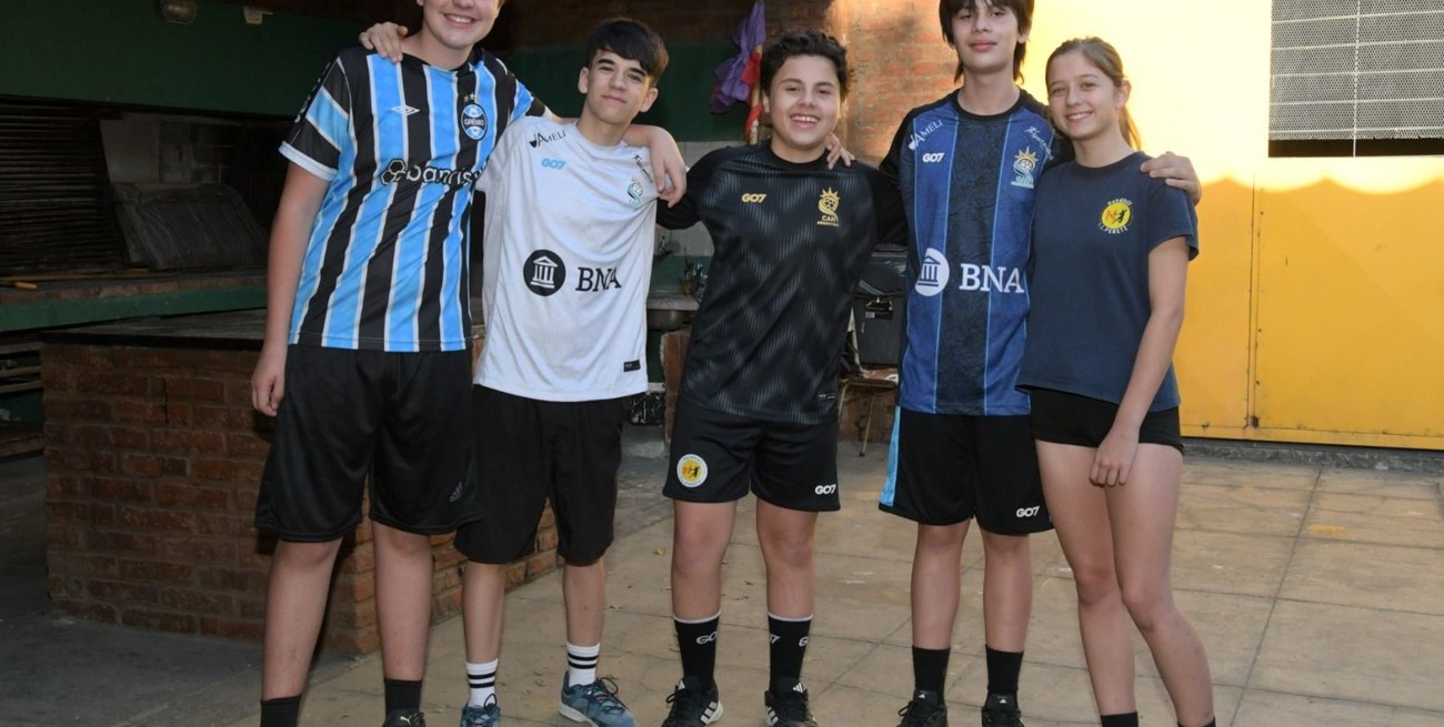Cinco jugadores de handball de I.L. Peretz y su entrenador representan a Santa Fe en el nacional de menores