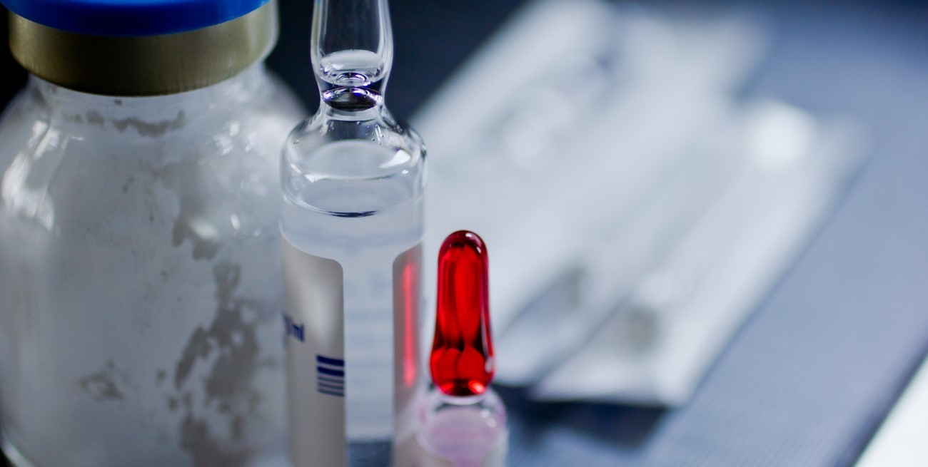 Prohíben un lote de un antibiótico inyectable por presencia de partículas en suspensión