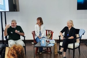Néstor Fenoglio, Jorgelina Garrote y Silvia Andereggen, en la presentación de "Santa Fe Ensaya", durante la reciente edición de la Feria del Libro de Santa Fe.