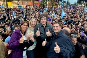 Javier Milei encabezó una caravana en el centro de Córdoba junto a su hermana Karina. Foto: Gentileza